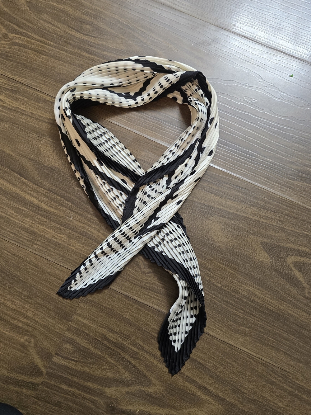 Black & White Patterned Pleated Scarf